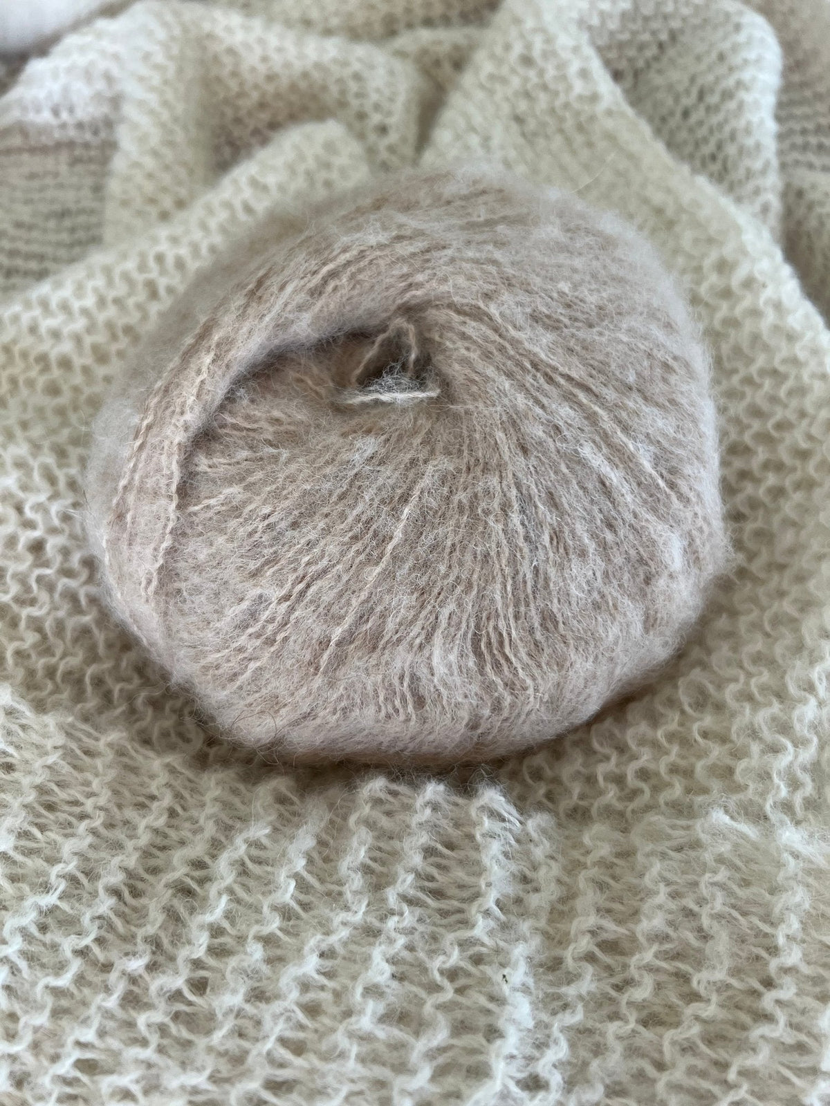 Knäuel beige Baby-Alpaka-Wolle aus eigener Zucht