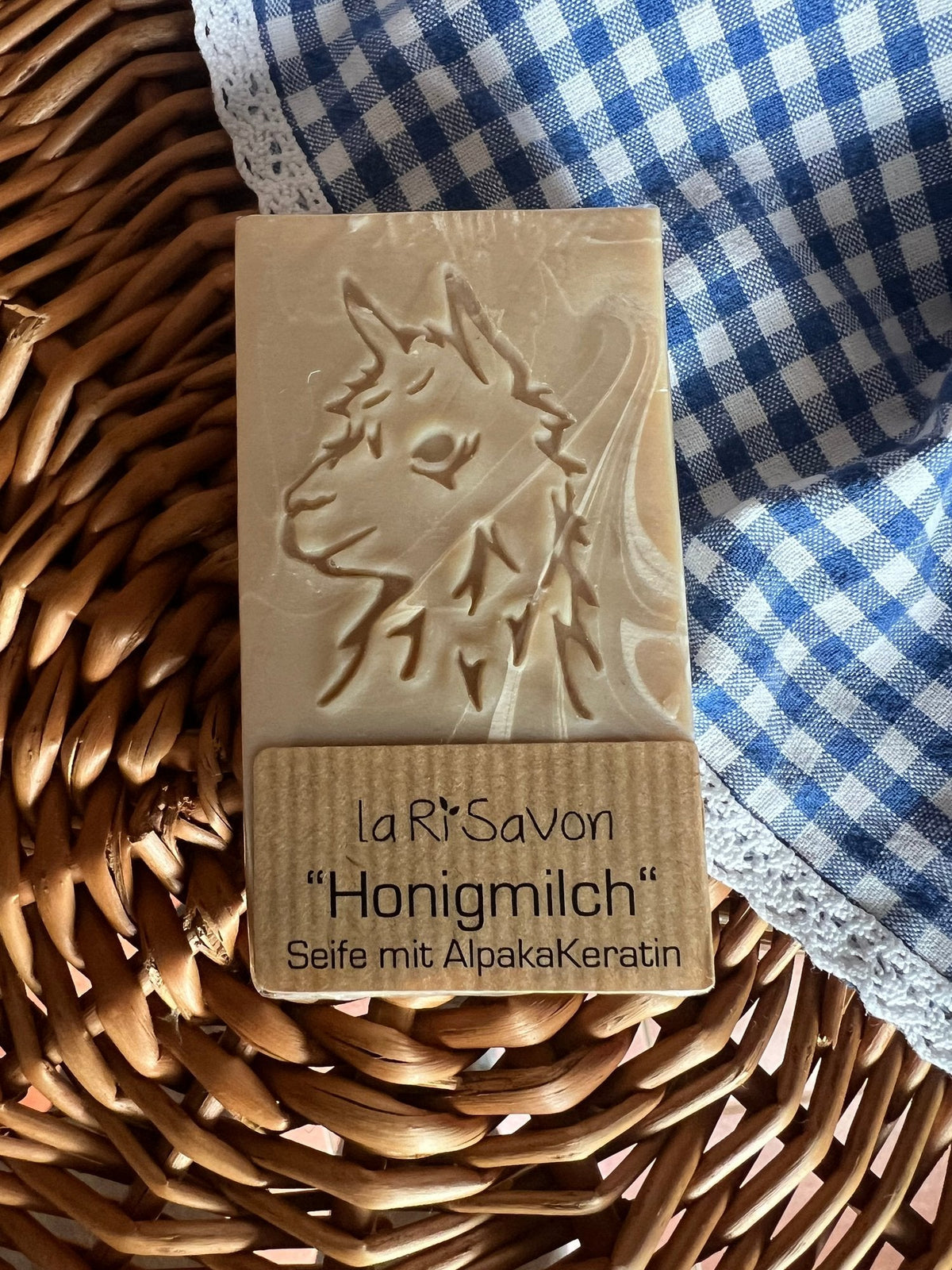 Alpakaseife laRiSavon „Honigmilch“ – Naturseife mit Alpaka-Relief auf Korbgeflecht