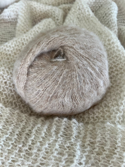 Knäuel beige Baby-Alpaka-Wolle aus eigener Zucht