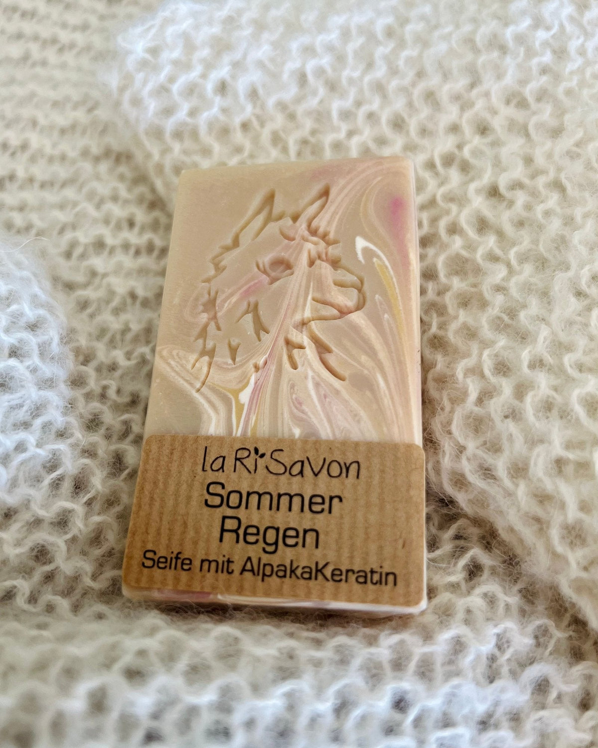 Alpakaseife laRiSavon „Sommer Regen“ – cremefarbene Naturseife mit Alpaka-Keratin und Alpaka-Relief