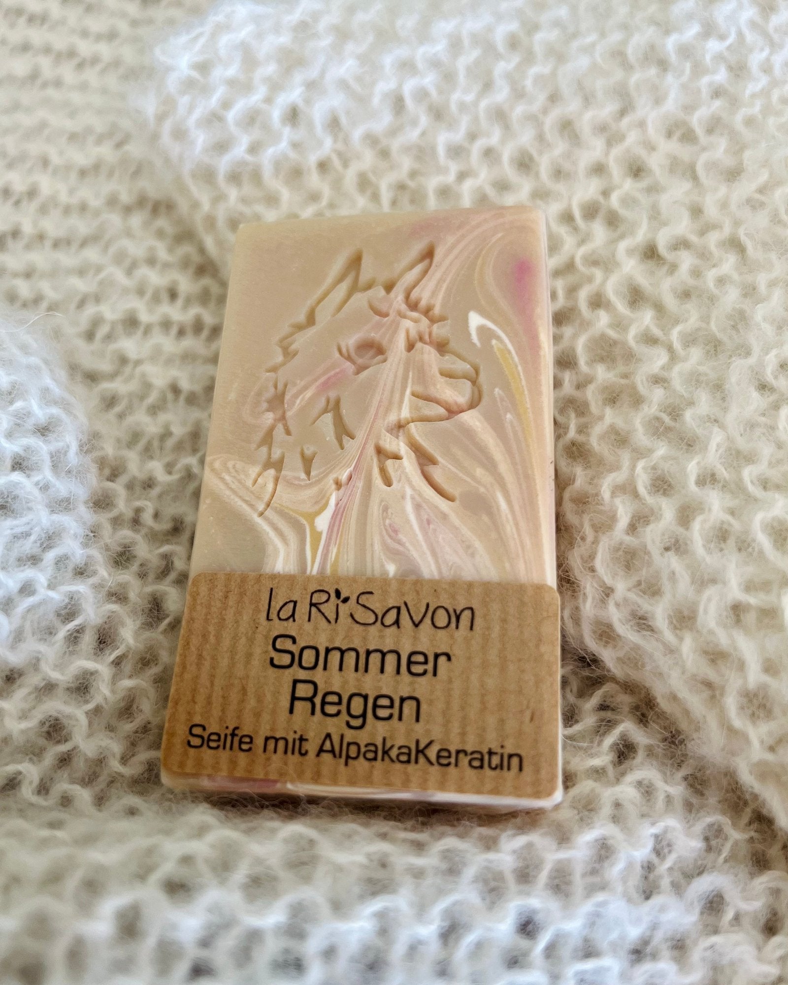 Alpakaseife laRiSavon „Sommer Regen“ – cremefarbene Naturseife mit Alpaka-Keratin und Alpaka-Relief
