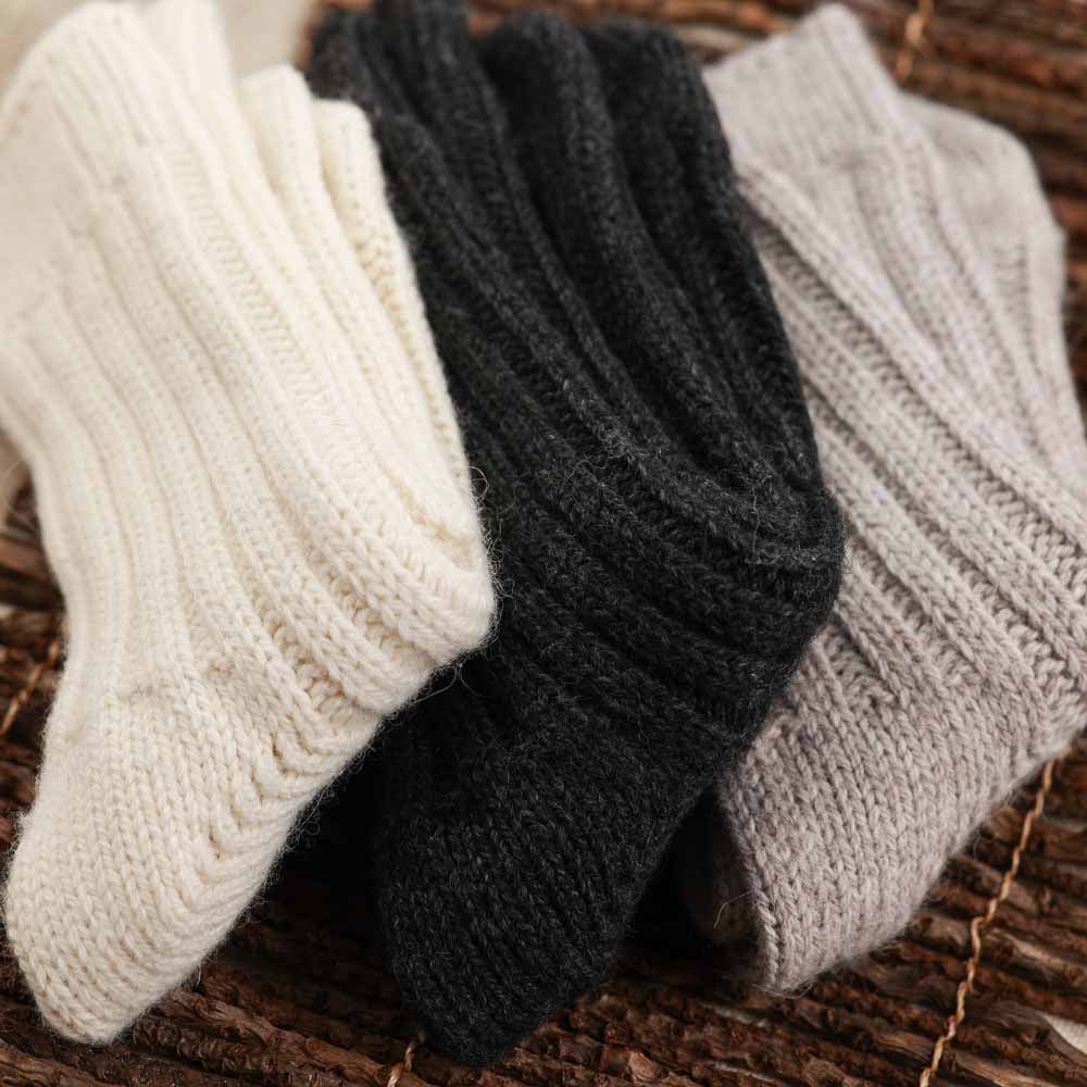 Alpaka-Stricksocken aus eigener Wolle – warm, antibakteriell, atmungsaktiv